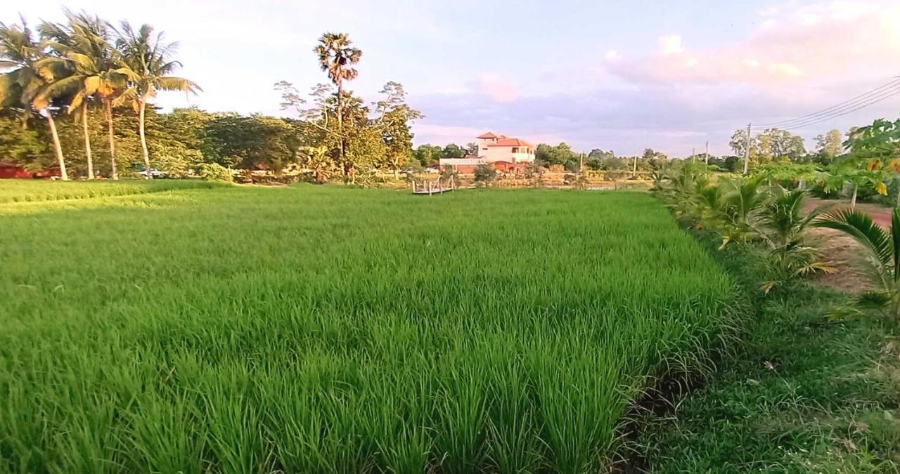 Bua Daeng Homestay Resort Kumphawapi Exteriör bild