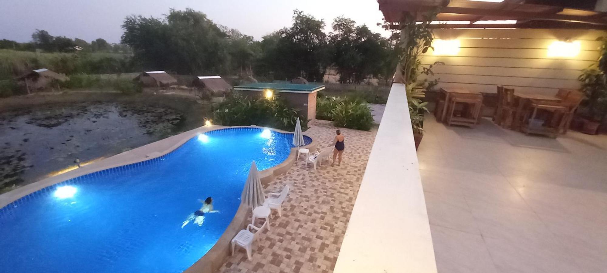 Bua Daeng Homestay Resort Kumphawapi Exteriör bild