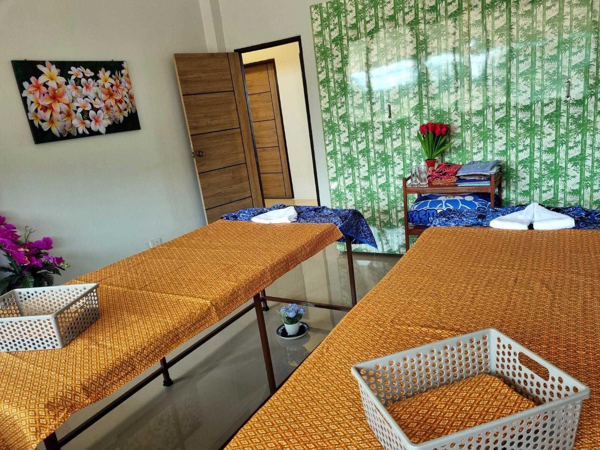 Bua Daeng Homestay Resort Kumphawapi Exteriör bild