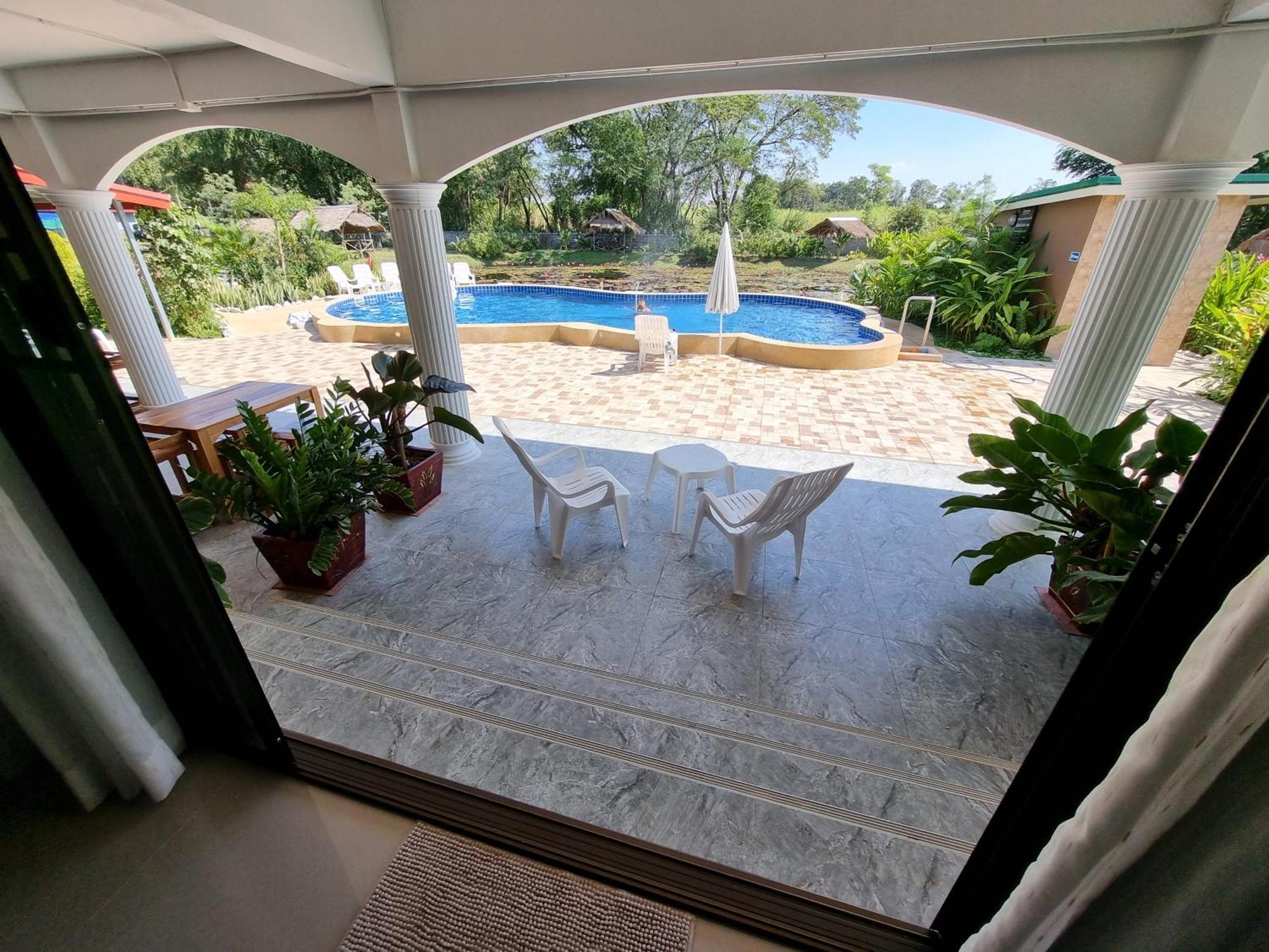 Bua Daeng Homestay Resort Kumphawapi Exteriör bild