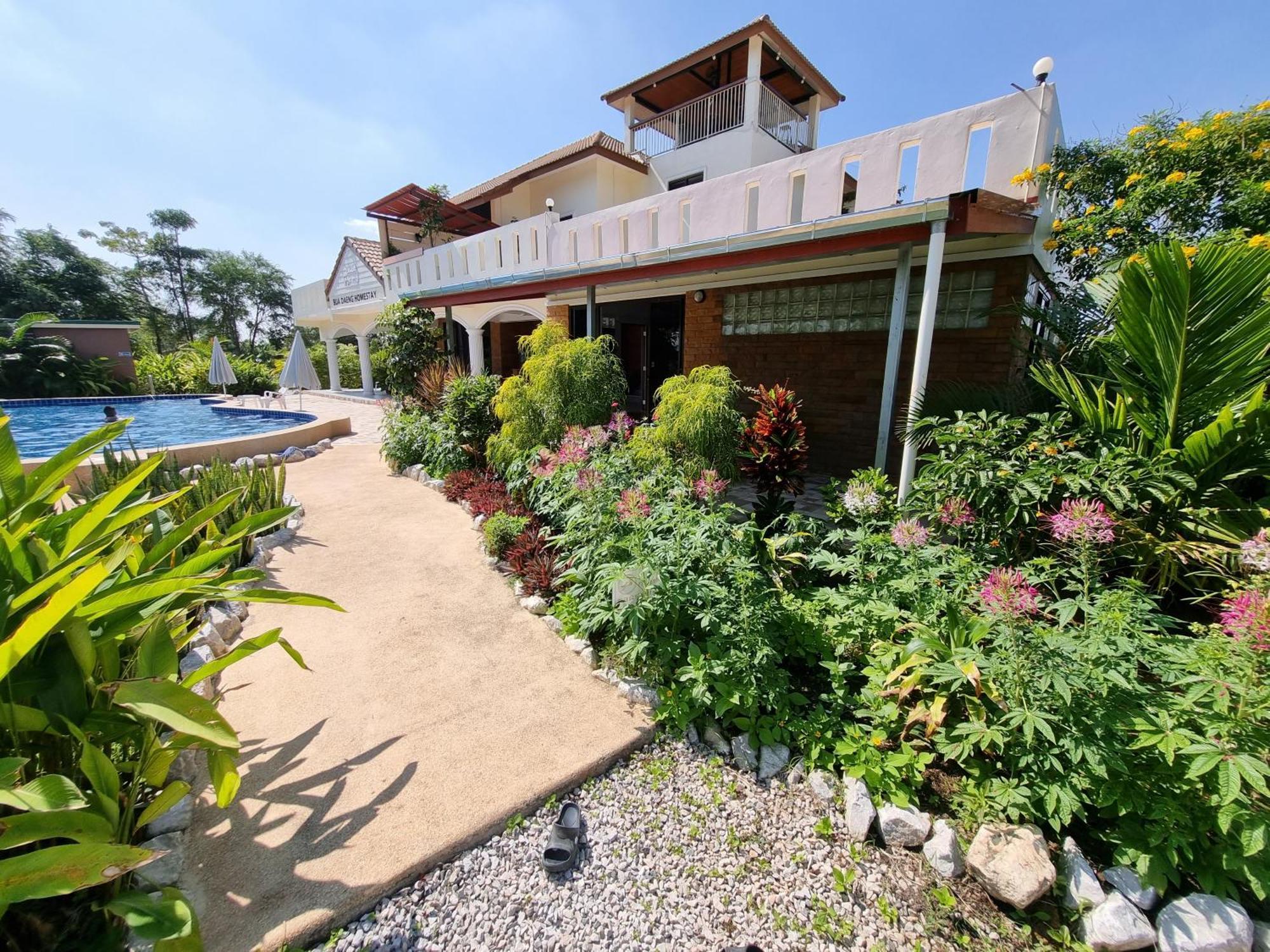 Bua Daeng Homestay Resort Kumphawapi Exteriör bild